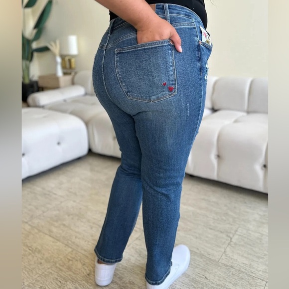Judy Blue Queen of ❤️ Distressed Slim Fit BF Jeans Plus Size Med Wash - Picture 3 of 4